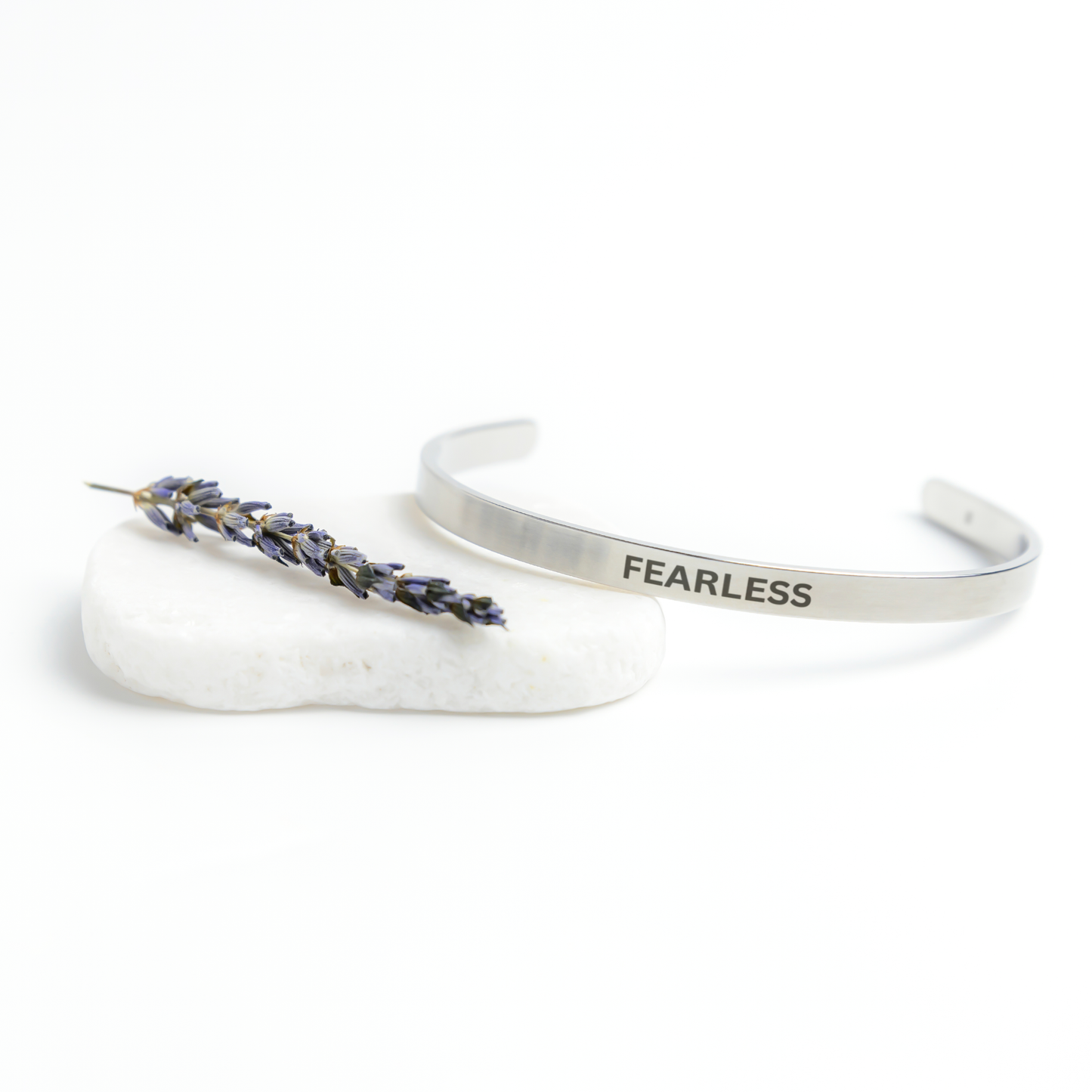 Cuff_Bracelet_-_FEARLESS_Silver_Lifestyle_03_Mockup.png