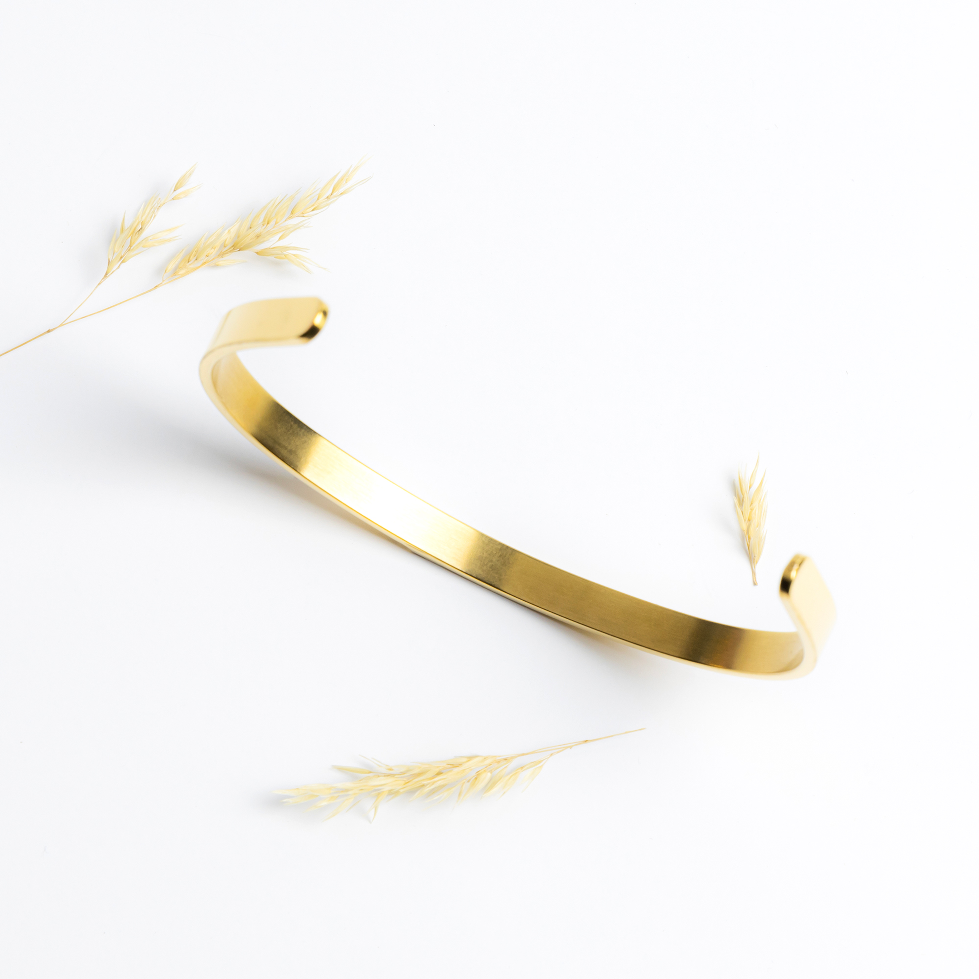 Cuff_Bracelet_-_STAY_STRONG_BLESSED__E_Gold_Lifestyle_01_Mockup.png